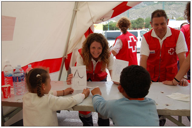 Psiclegs de la Creu Roja realitzant activitats de suport psicosocial amb nens. ©Roco Cruz/CRE