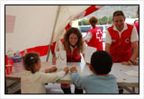 Psiclegs de la Creu Roja realitzant activitats de suport psicosocial amb nens..