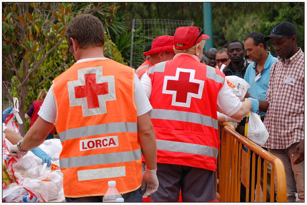 Voluntaris de Creu Roja repartint aliments