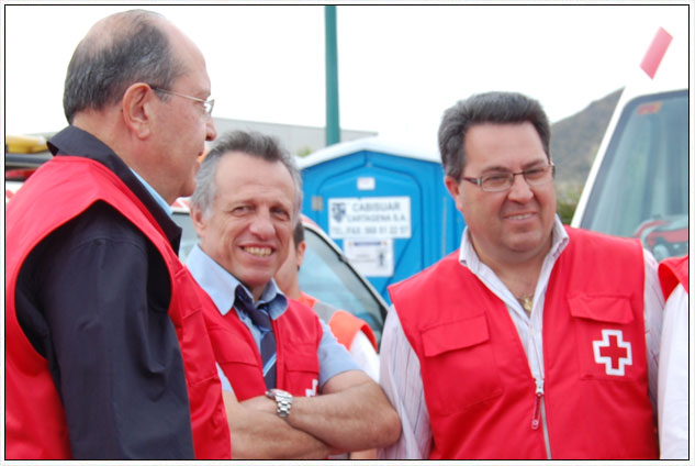 Juan Carlos Garca Ruiz, president de la Creu Roja a Llorca (a la dreta), amb el president de la Creu Roja a Mrcia, Aurelio Lluna (al centre); i el president de la Creu Roja Espanyola, Juan Manuel Surez del Toro (a l'esquerra).