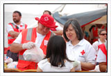 Voluntariat de la Creu Roja distribuint aliments en els primers moments de l'emergncia